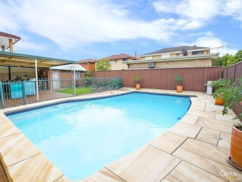 8 Canterbury Road, St Johns Park NSW 2176