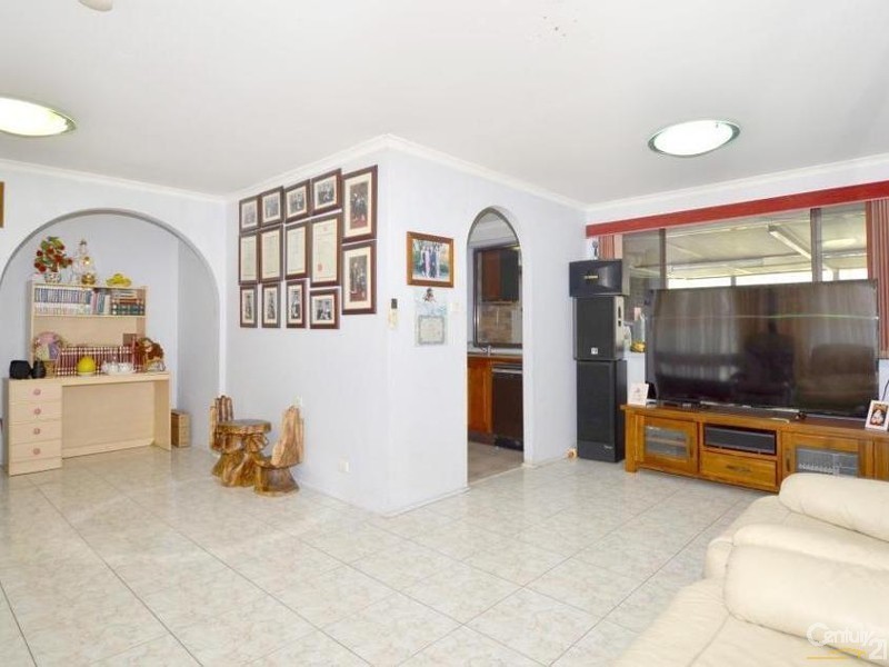 30 Dakota Drive, Bossley Park NSW 2176