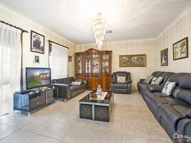 27 Hawthorn Road, St Johns Park NSW 2176