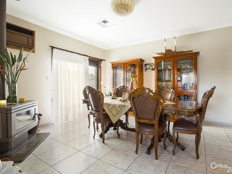 27 Hawthorn Road, St Johns Park NSW 2176