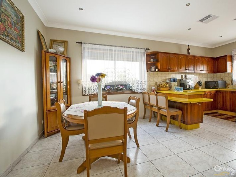 27 Hawthorn Road, St Johns Park NSW 2176