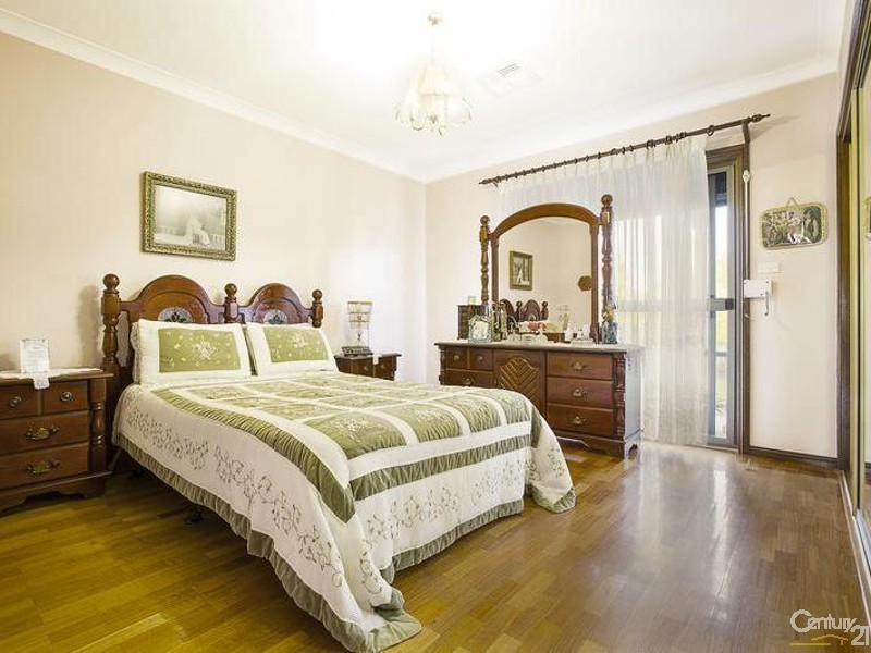 27 Hawthorn Road, St Johns Park NSW 2176