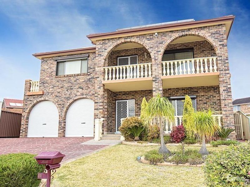 11 Fitzroy Cl, St Johns Park NSW 2176