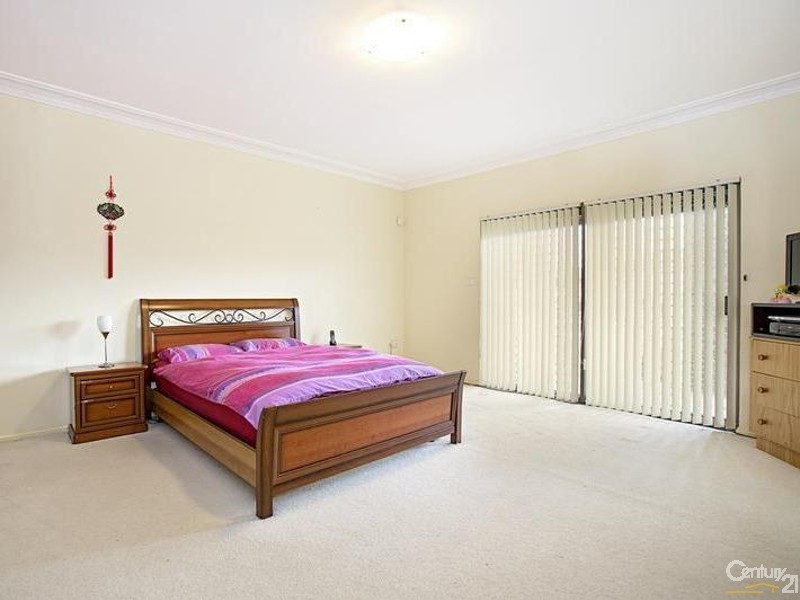 11 Fitzroy Cl, St Johns Park NSW 2176