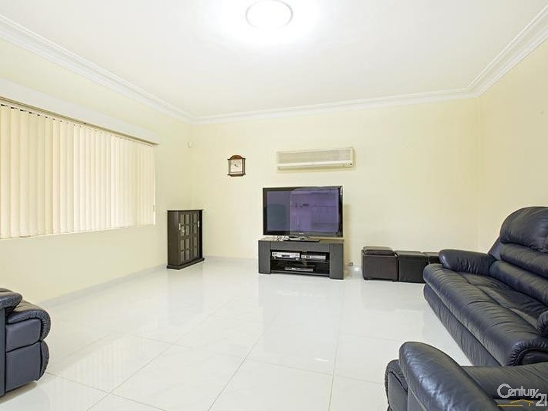 11 Fitzroy Cl, St Johns Park NSW 2176