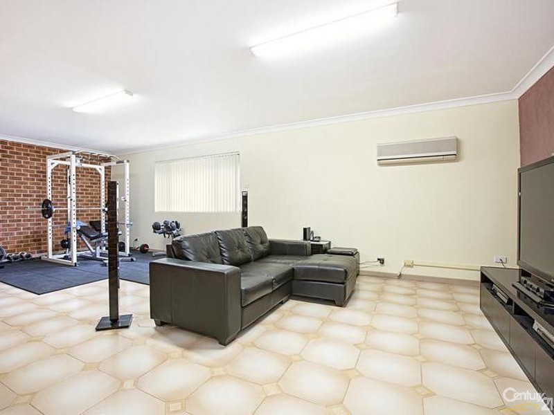 11 Fitzroy Cl, St Johns Park NSW 2176