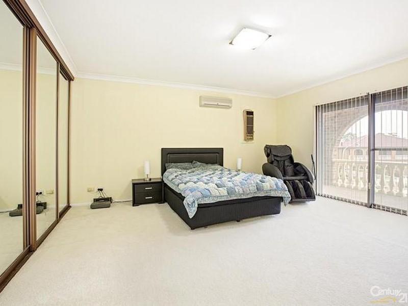 11 Fitzroy Cl, St Johns Park NSW 2176