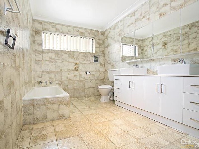 11 Fitzroy Cl, St Johns Park NSW 2176