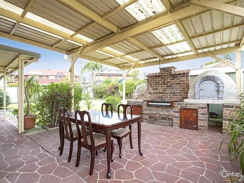 11 Fitzroy Cl, St Johns Park NSW 2176