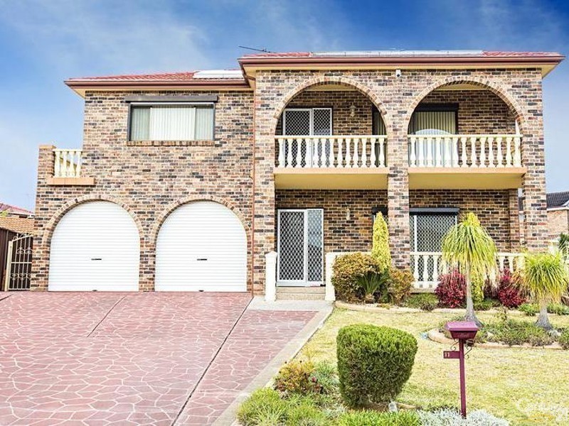 11 Fitzroy Cl, St Johns Park NSW 2176