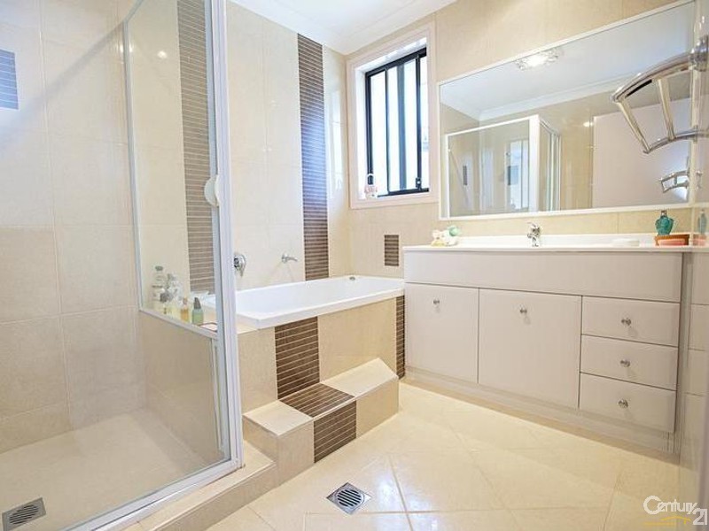 1 Lofty Crescent, Bossley Park NSW 2176