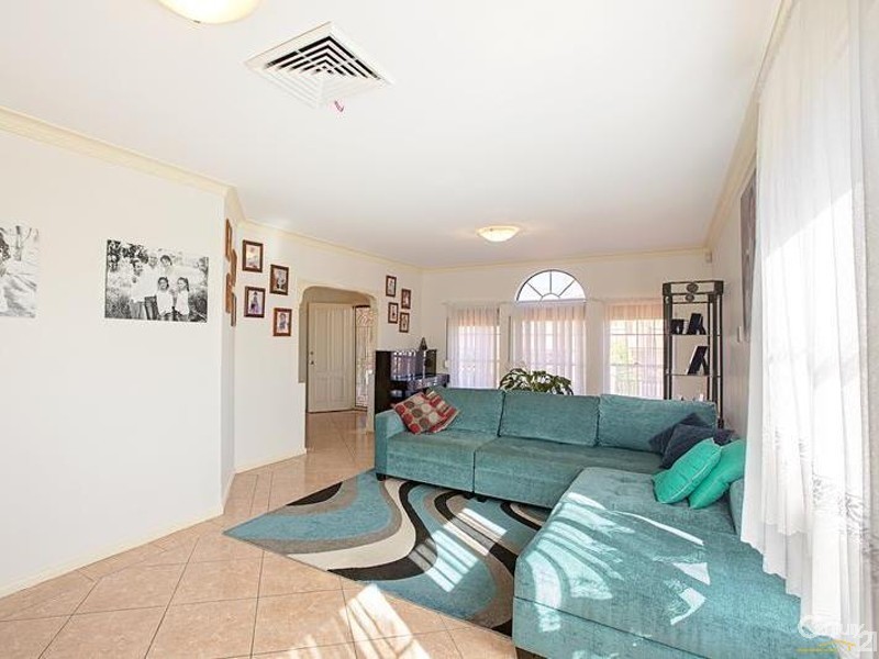 10 Dirk Close, Green Valley NSW 2168