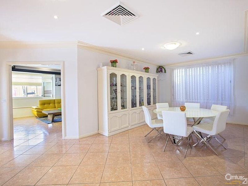 10 Dirk Close, Green Valley NSW 2168