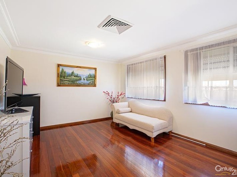 10 Dirk Close, Green Valley NSW 2168