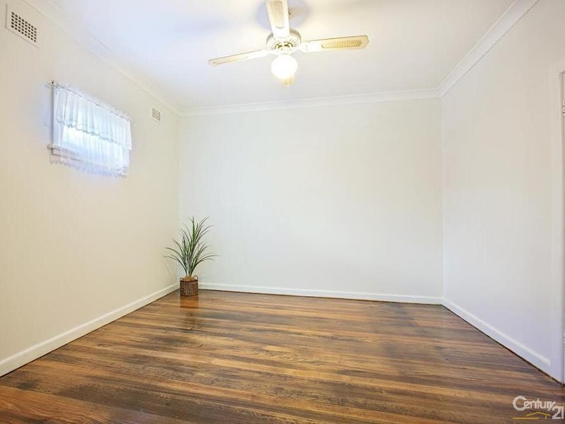 39 Waterside Crescent, Carramar NSW 2163