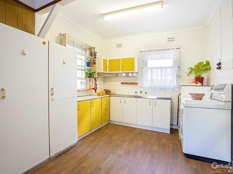 39 Waterside Crescent, Carramar NSW 2163