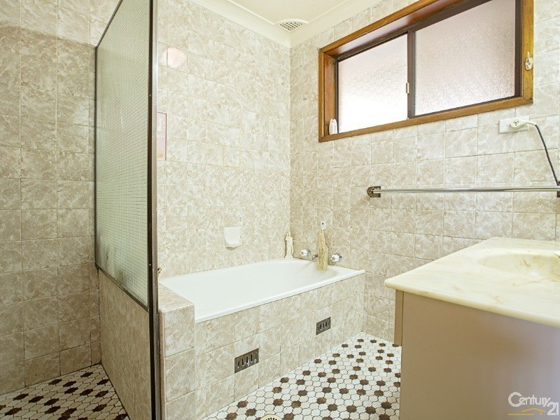 16 Musgrave Crescent, Fairfield West NSW 2165