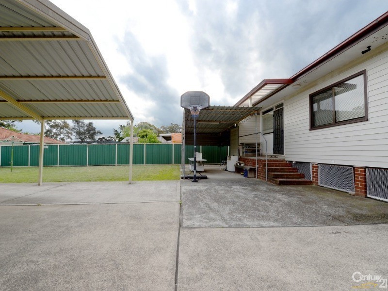 77 Wolseley Street, Fairfield NSW 2165