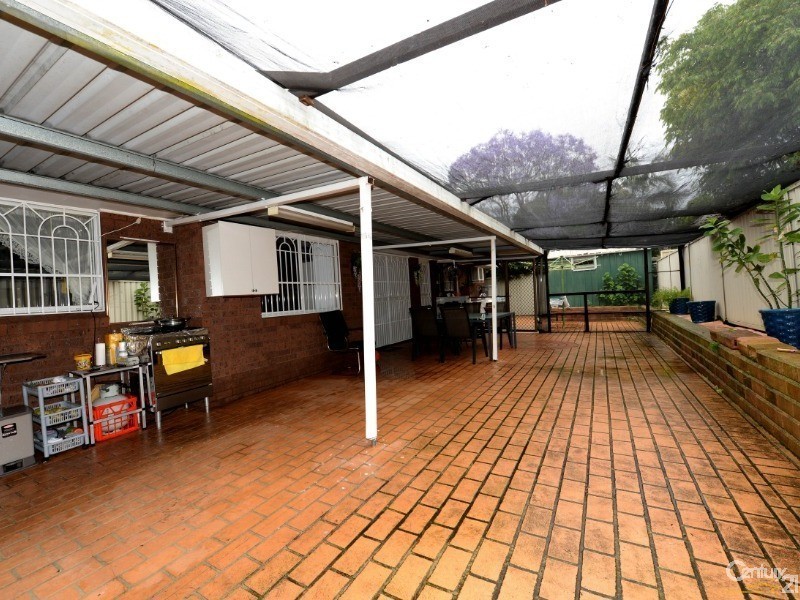 7 Raphael St, Greenfield Park NSW 2176