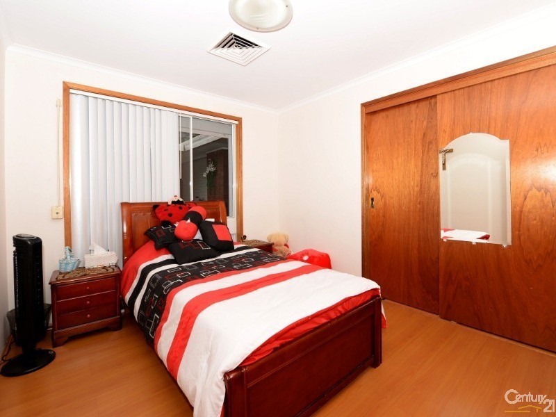 7 Raphael St, Greenfield Park NSW 2176