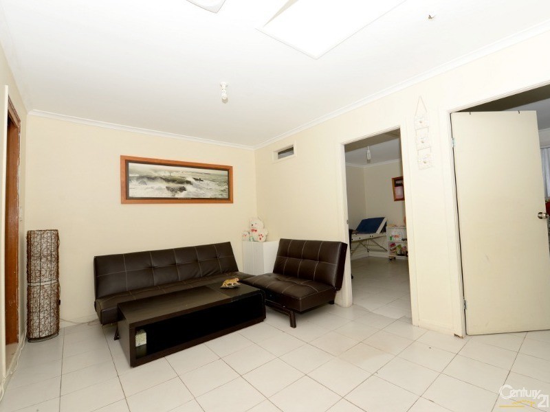 7 Raphael St, Greenfield Park NSW 2176