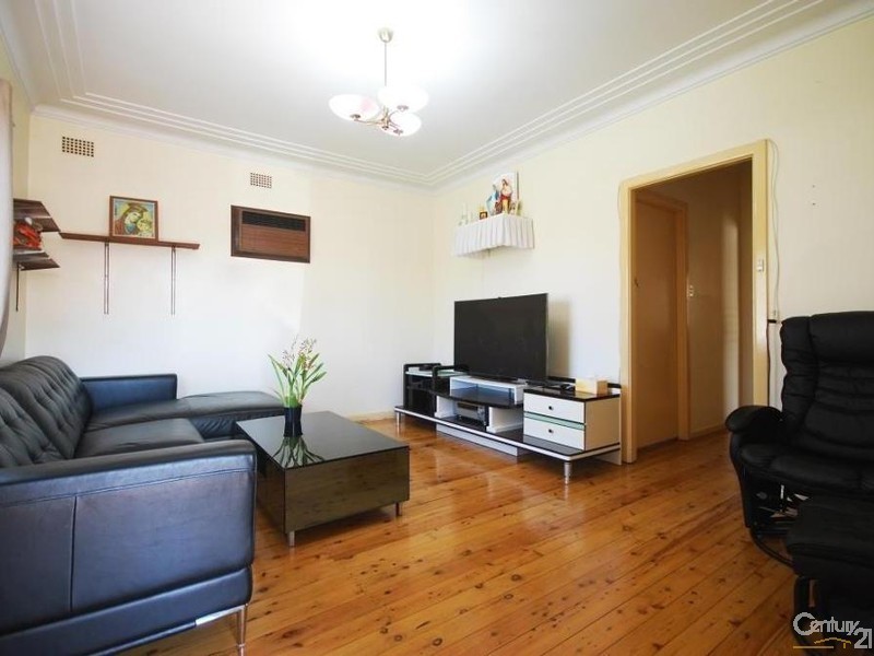 10 Lupin Avenue, Fairfield East NSW 2165