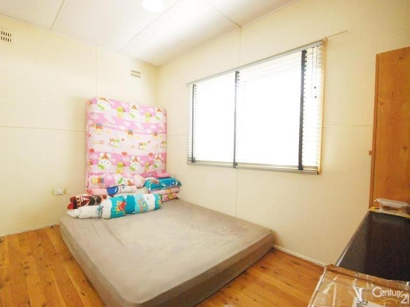 10 Lupin Avenue, Fairfield East NSW 2165