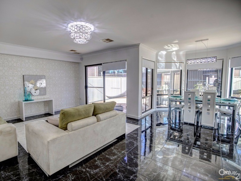 11 Hilton Crescent, Casula NSW 2170