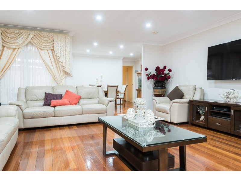 17 Ferraro Crescent, West Hoxton NSW 2171