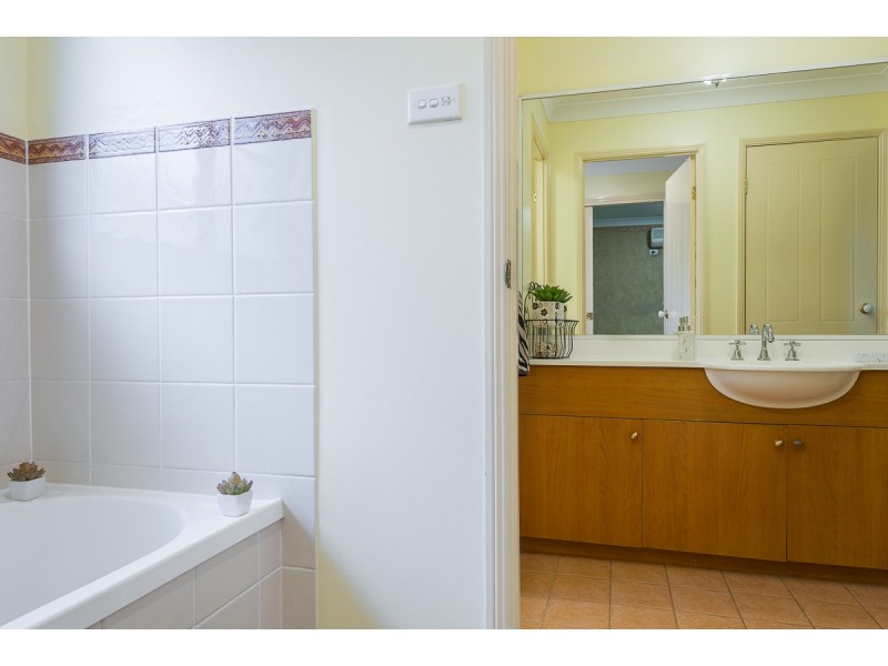 17 Ferraro Crescent, West Hoxton NSW 2171