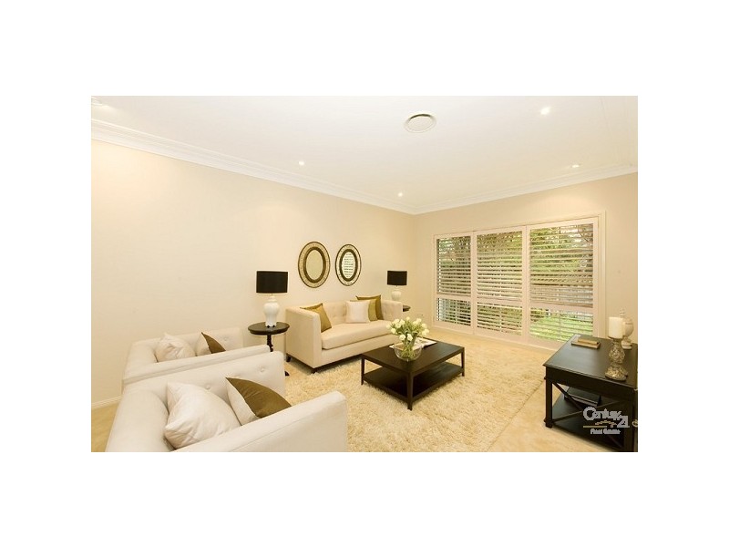 18 Hillcrest Drive, St Ives NSW 2075