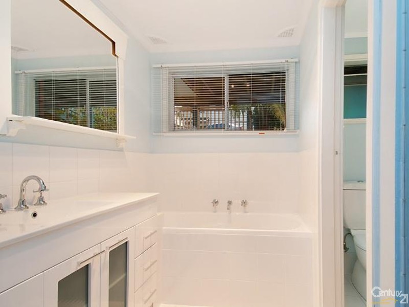 42 Lakeshore Drive, North Avoca NSW 2260