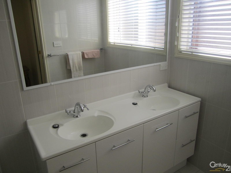 10 Henzel Road, Green Point NSW 2251