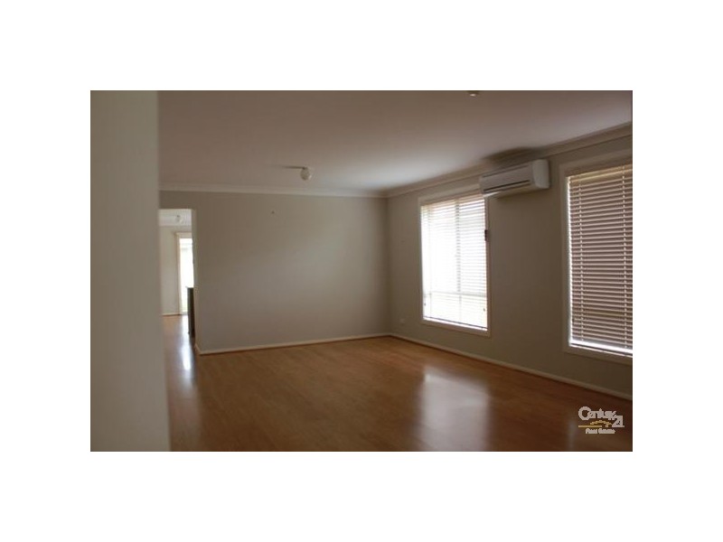 1/8 McCubbin Close, Metford NSW 2323