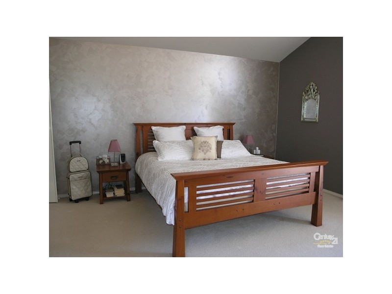 8 Nottingham Cres, Chipping Norton NSW 2170