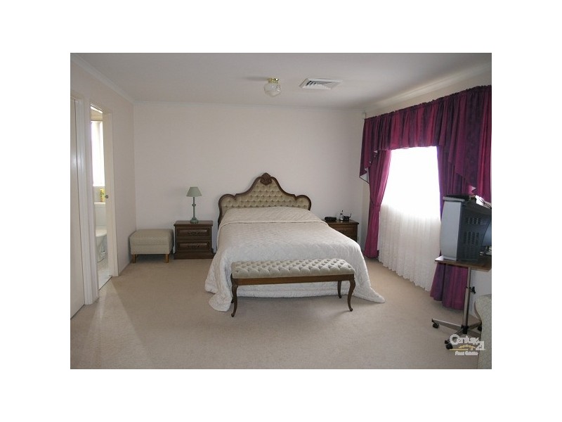 16 Todd Court, Wattle Grove NSW 2173