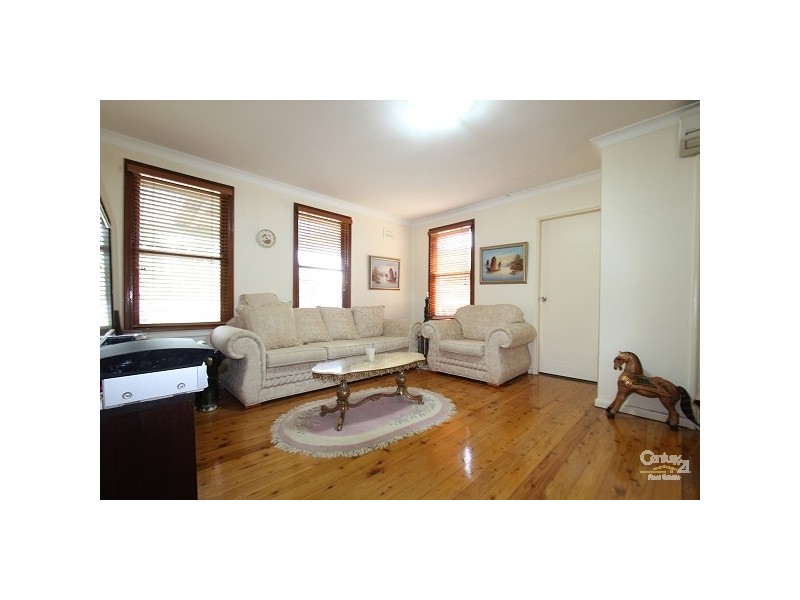 33 Salamaua Crescent, Holsworthy NSW 2173