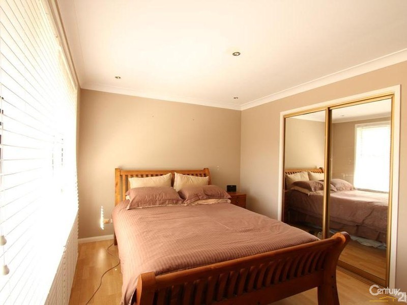 6/4 Jacquinot Place, Glenfield NSW 2167