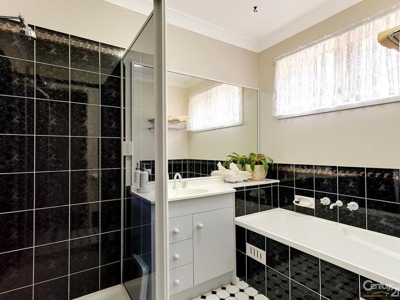 35 Lyndhurst Court, Wattle Grove NSW 2173