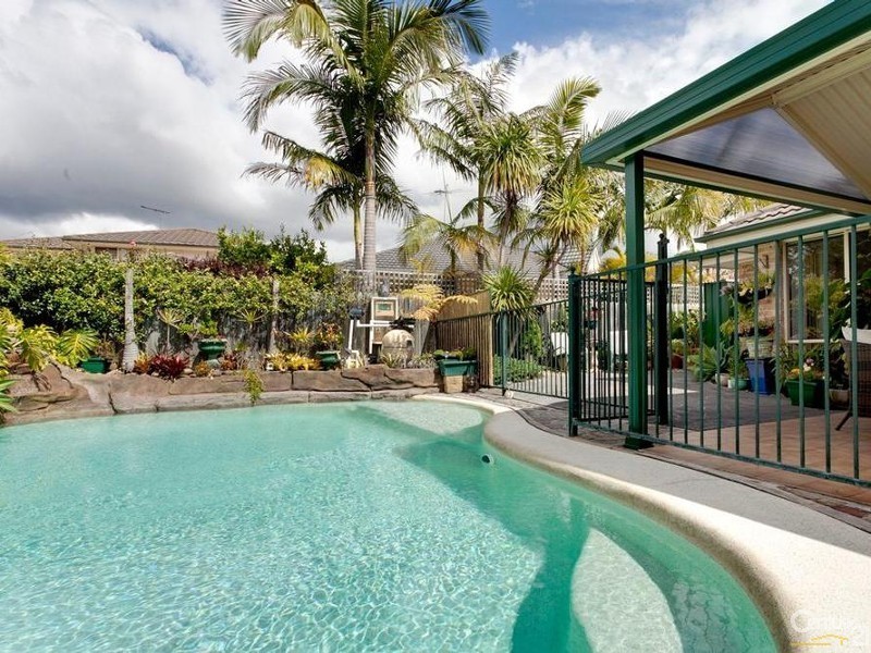 35 Lyndhurst Court, Wattle Grove NSW 2173