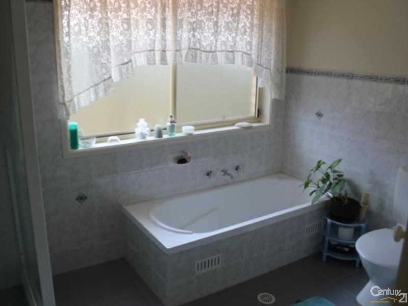 6 BEGA CLOSE, Prestons NSW 2170