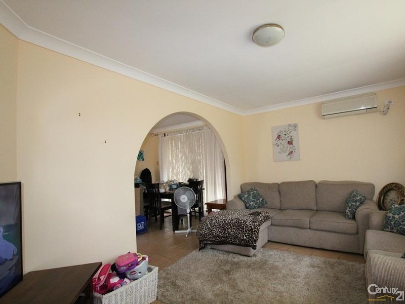 1/4 MARY CRESCENT, Macquarie Fields NSW 2564