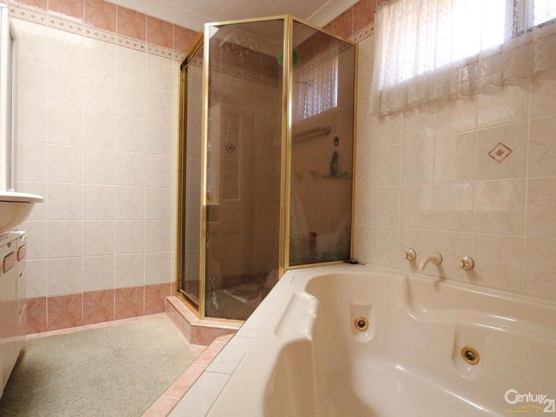 33 Harrow Road, Glenfield NSW 2167