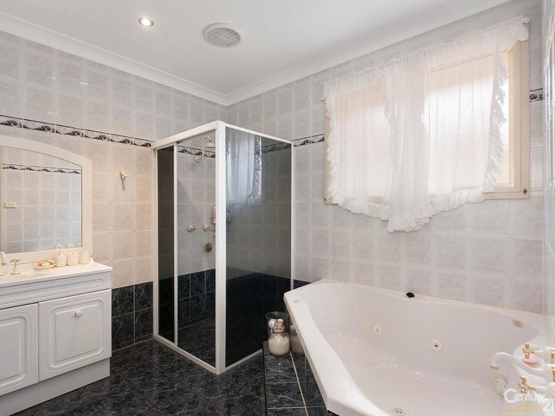 18 Esk Avenue, Green Valley NSW 2168