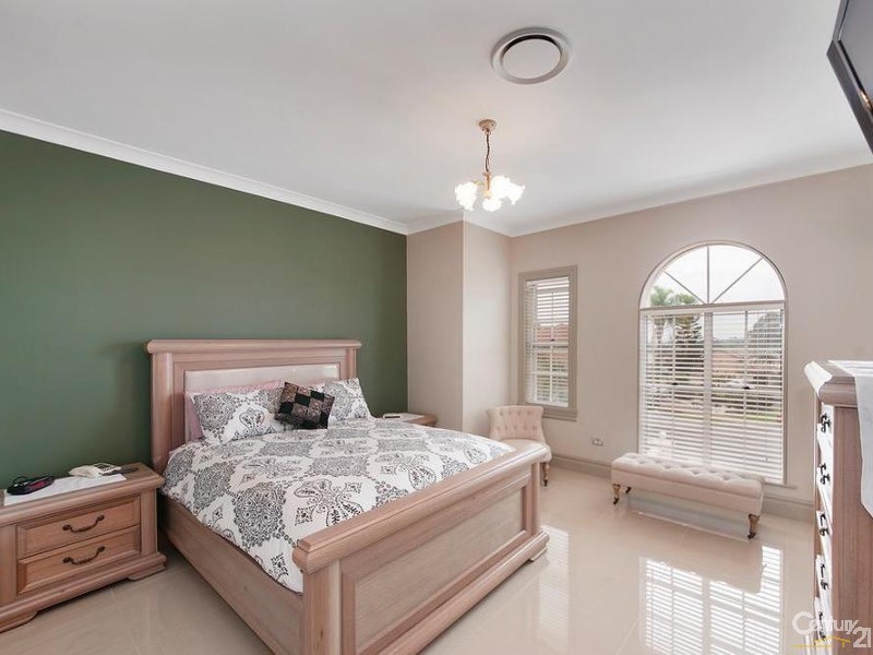 4 Paddock Close, Casula NSW 2170
