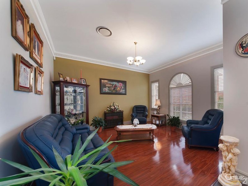 4 Paddock Close, Casula NSW 2170