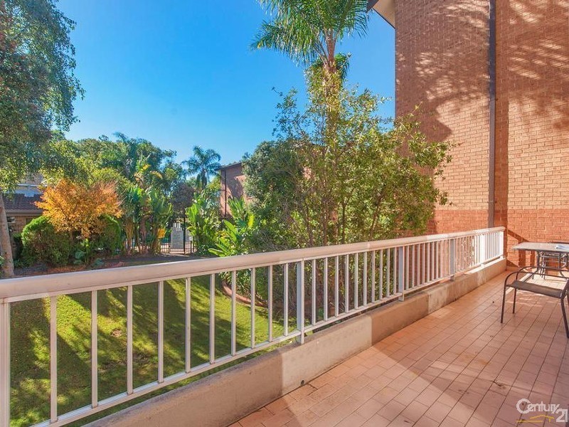 2/2 Mead Drive, Chipping Norton NSW 2170