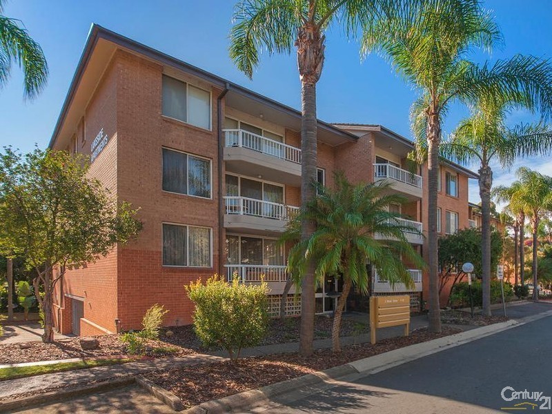 2/2 Mead Drive, Chipping Norton NSW 2170