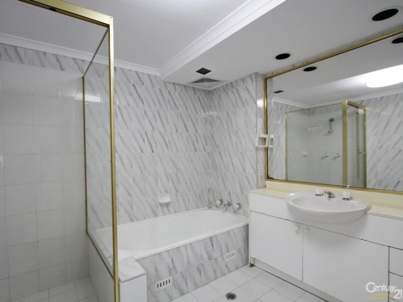 2/2 Mead Drive, Chipping Norton NSW 2170