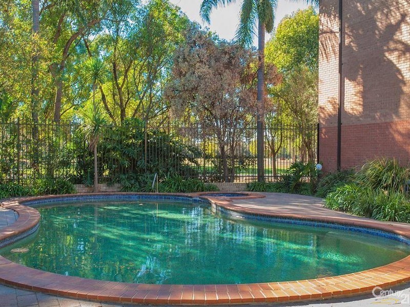 2/2 Mead Drive, Chipping Norton NSW 2170